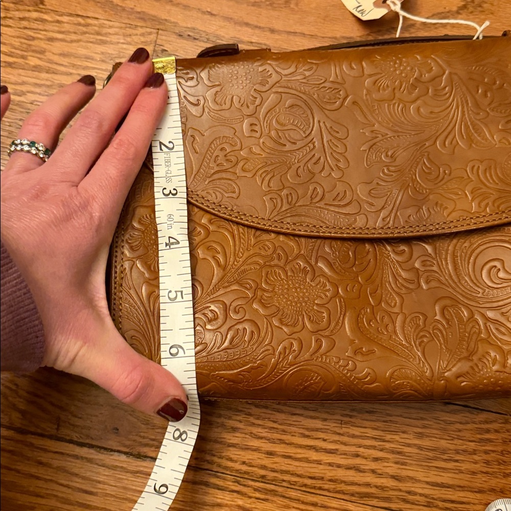 woman's clutch leather purse - Picture 7 of 8